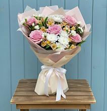 Букет цветов из:  Гвоздики, Орхидеи и Розы в Бородинское поле