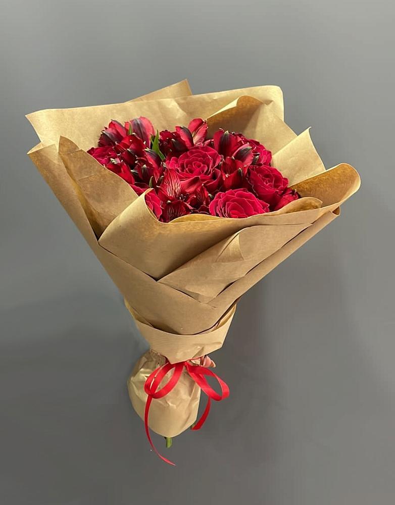 Букет цветов из: Альстромерии и Розы в Бородинское поле