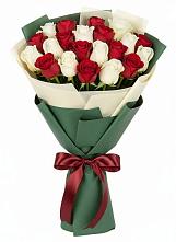 Букет Микс из красных и белых роз в Бородинское поле