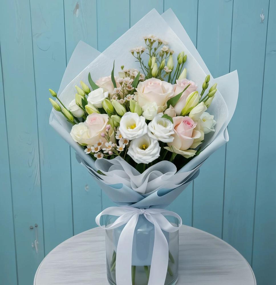 Букет цветов из: Розы и Лизиантусы в Бородинское поле