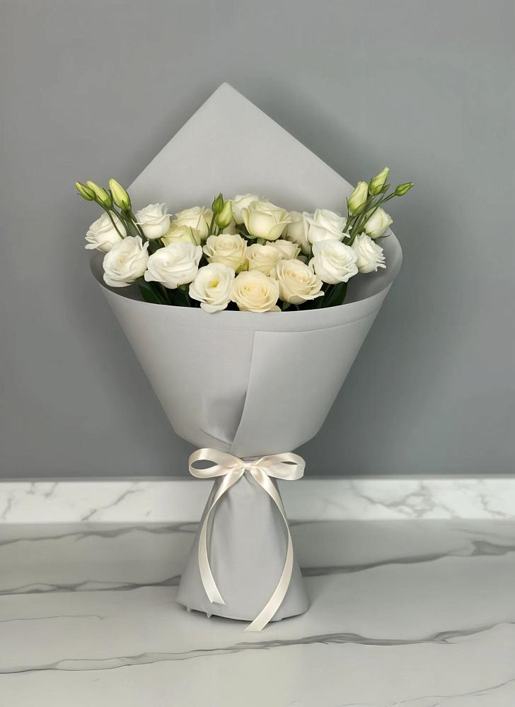 Букет цветов из: Розы и Лизиантусы в Бородинское поле