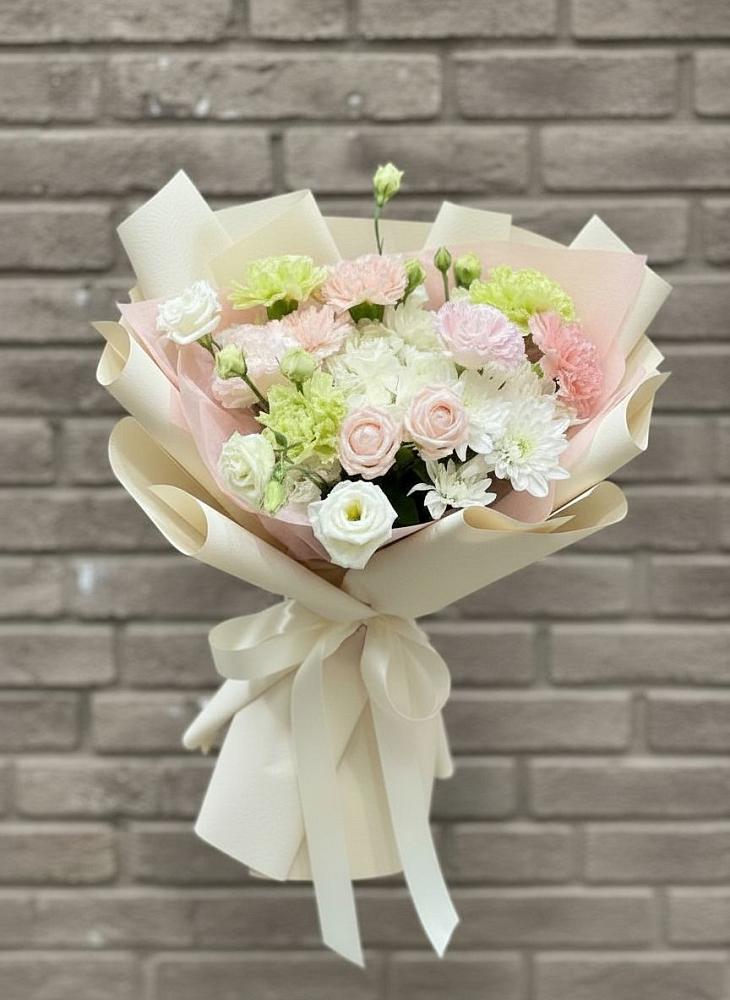 Букет цветов из: Гвоздики, Розы, Лизиантусы и Хризантемы в Бородинское поле