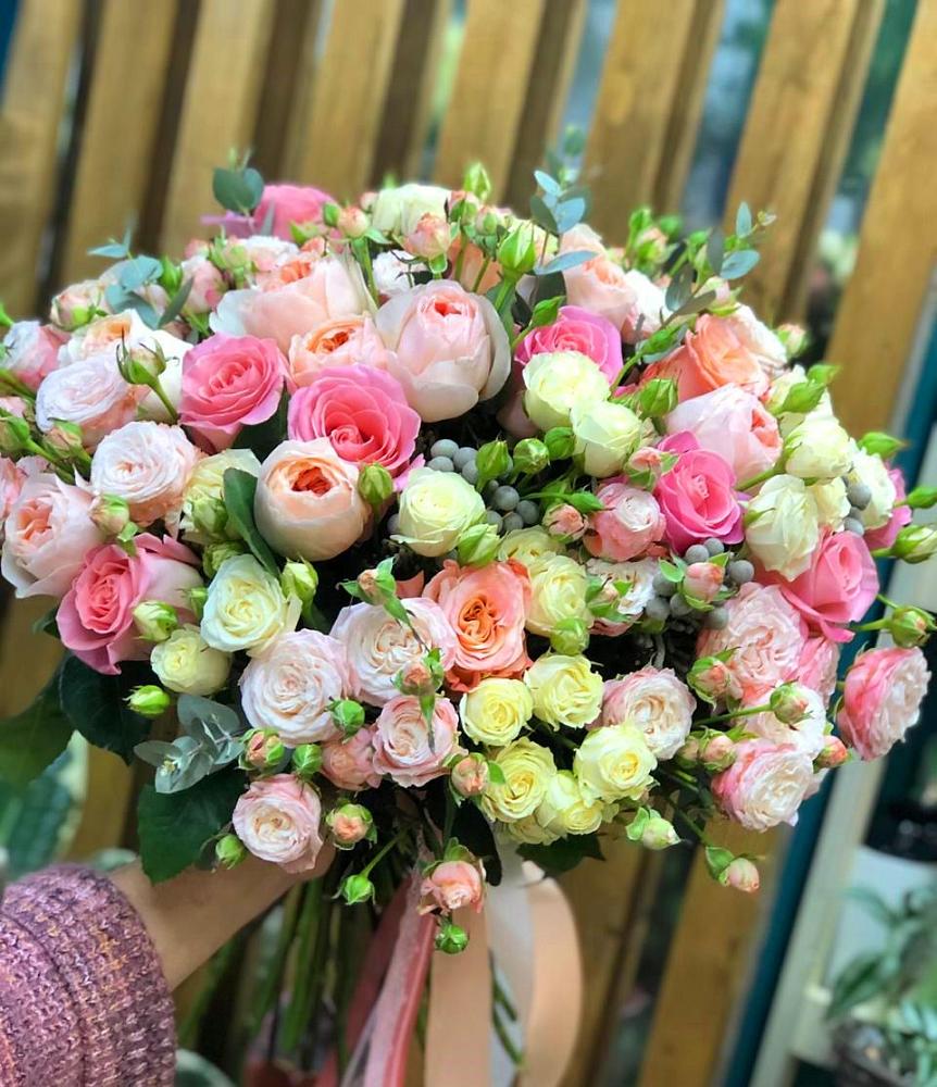 Букет цветов из: Розы в Бородинское поле