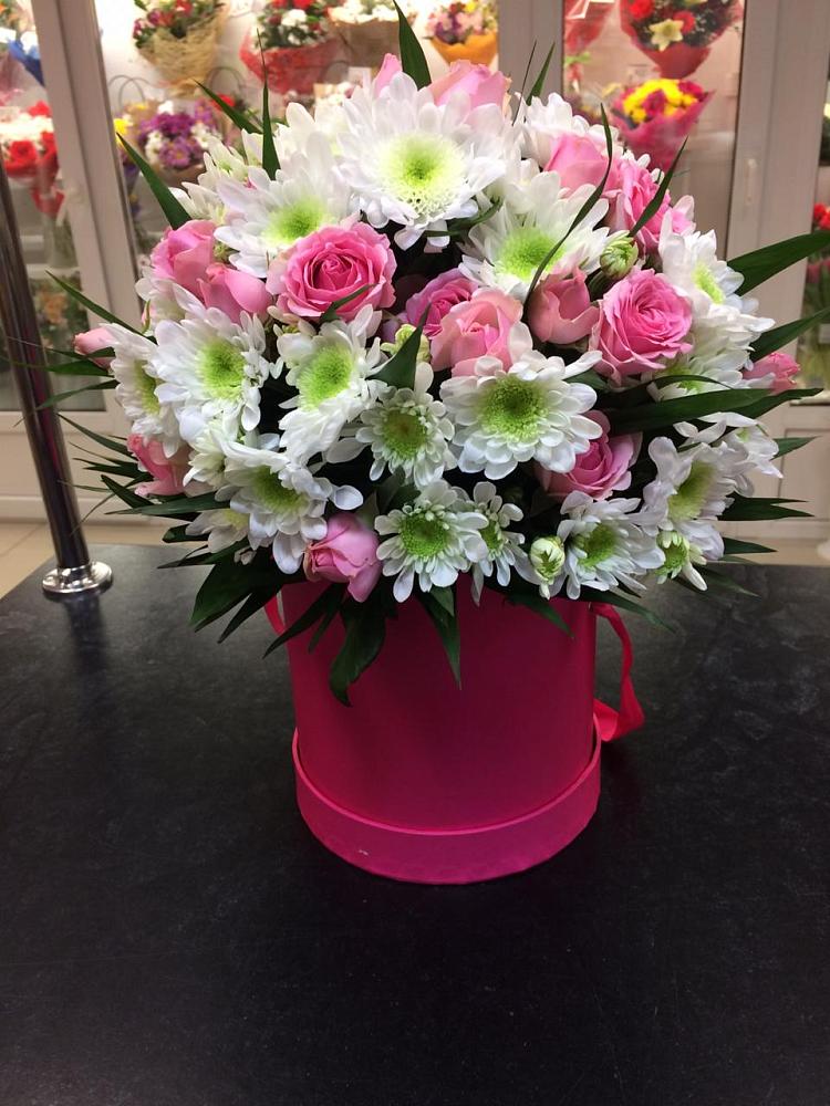 Цветочная композиция из Розы и Хризантемы в шляпной коробке в Бородинское поле