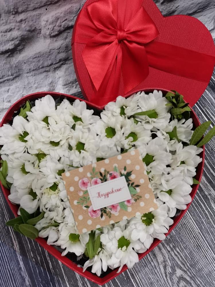 Цветочная композиция из Хризантемы в виде сердца в Бородинское поле