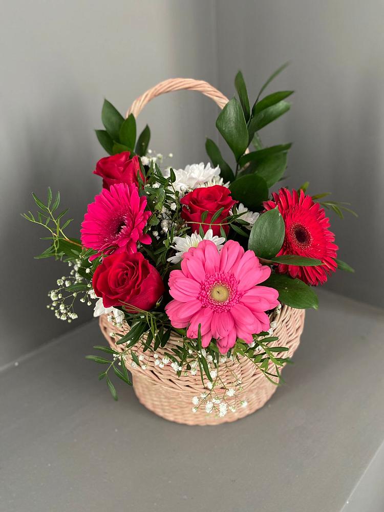 Цветочная композиция из Розы, Хризантемы и Герберы в корзине в Бородинское поле