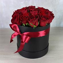 Цветочная композиция из Розы в шляпной коробке в Бородинское поле