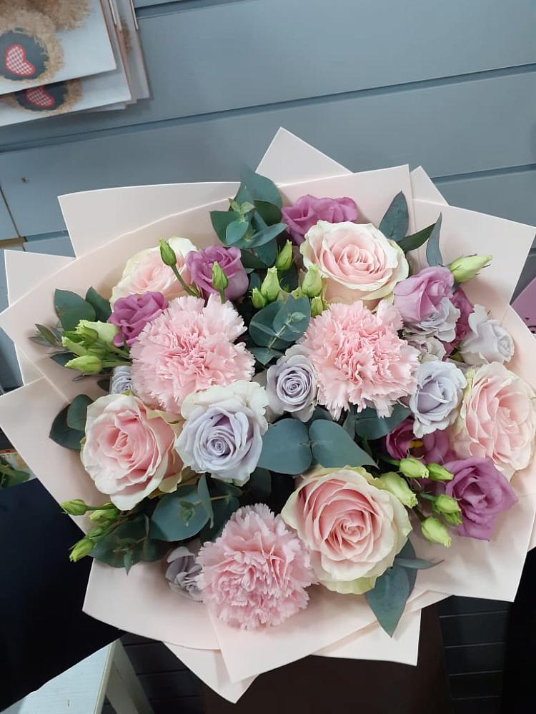 Букет цветов из: Розы, Гвоздики и Лизиантусы в Бородинское поле