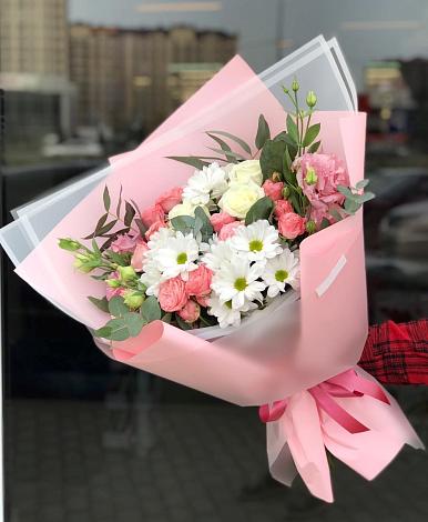 Букет цветов из: Розы, Лизиантусы и Хризантемы в Бородинское поле