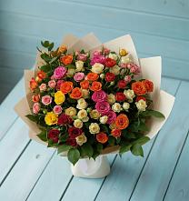Букет Микс из разноцветных кустовых роз в Бородинское поле