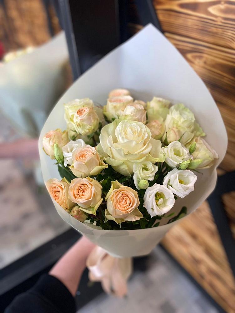 Букет цветов из: Розы и Лизиантусы в Бородинское поле